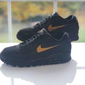 Size 9.5 Men- Nike Air Max 90